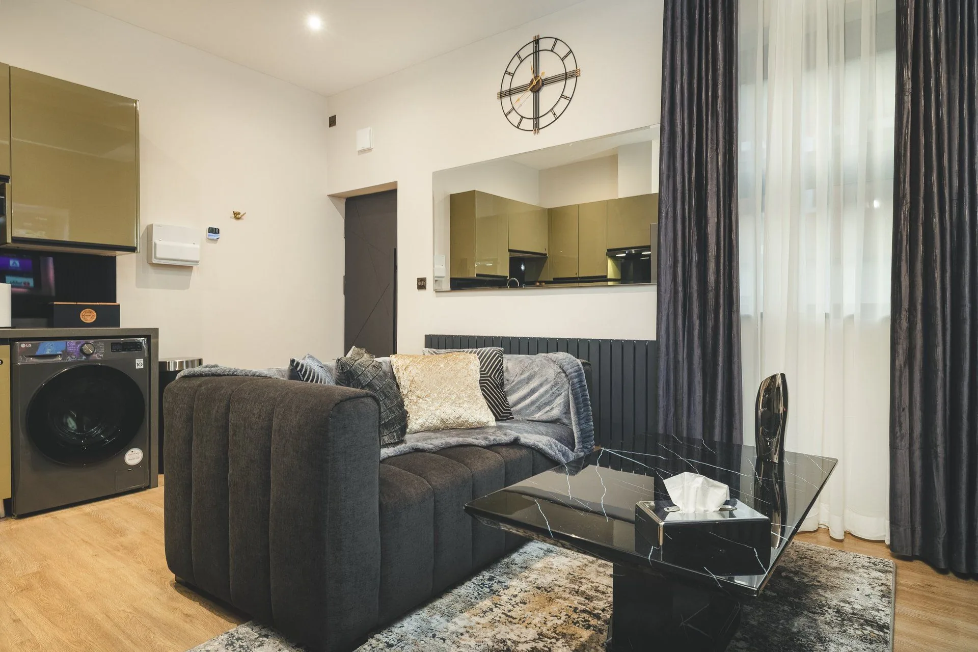 The Courtyard Retreat - Luxury Suite Interior